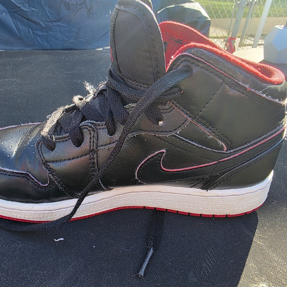 Black and Red High-Top Sneakers - Picture 4 of 10